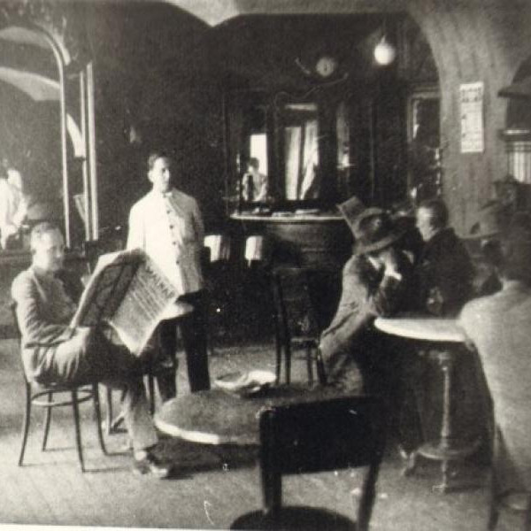 Az Orczy kávéház belső tere vendégekkel (1935)